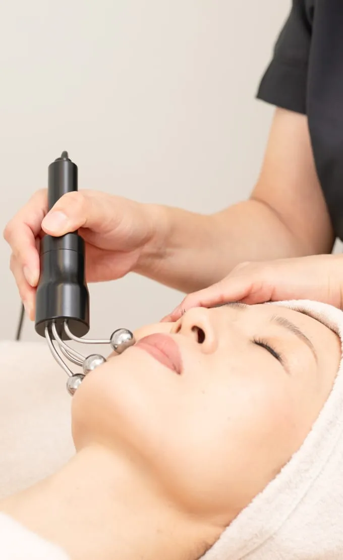 フェイシャルエステの施術シーン